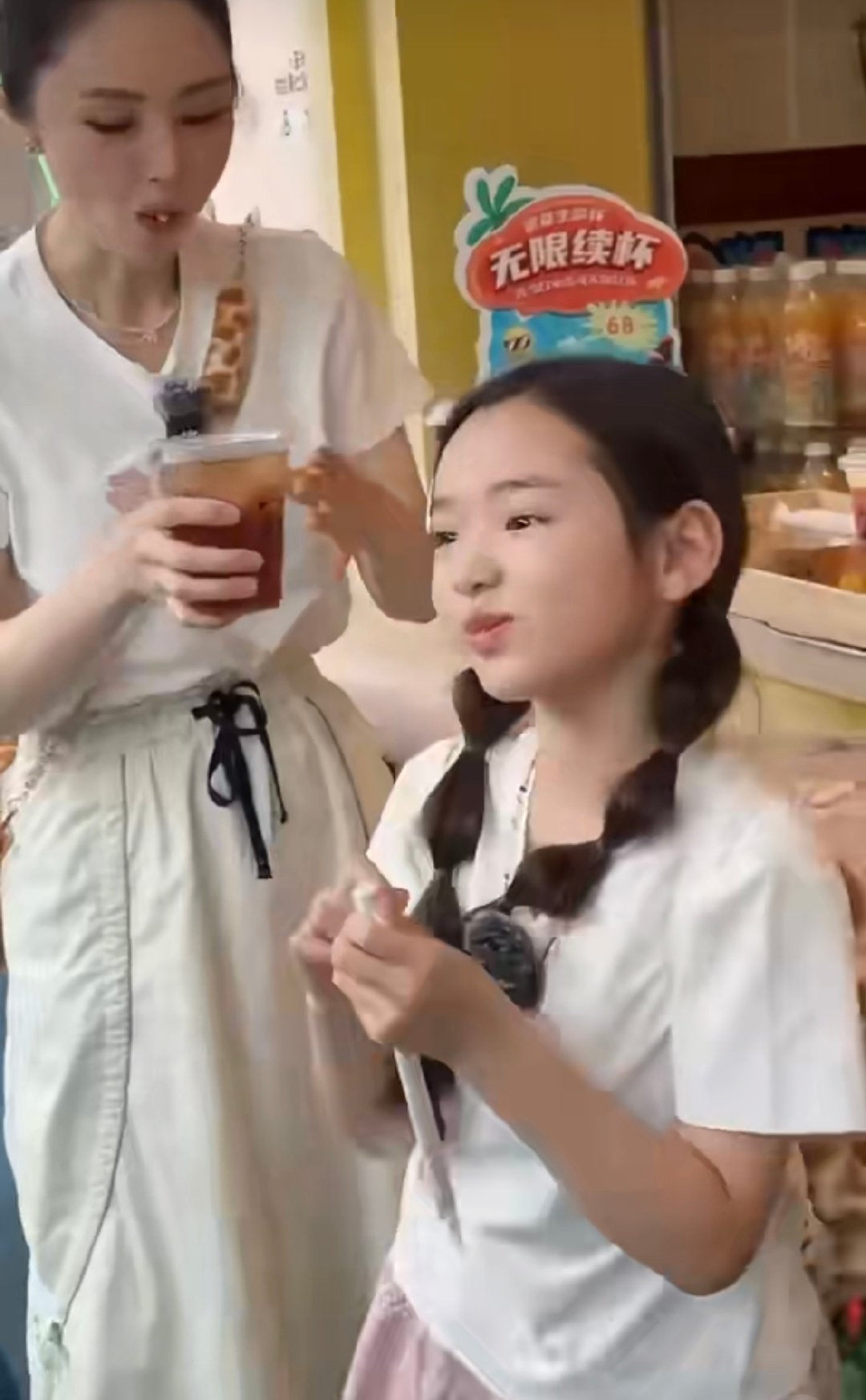 郑州偶遇董璇小酒窝被酒窝的灵动圈粉了！元气满满的小模样配上比心的小动作，可爱到