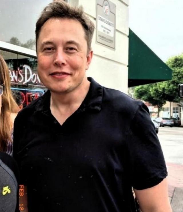 马斯克最近说的一句话，估计西方不少权贵都要睡不着了。他说：“谁要是敢把爱泼斯坦那