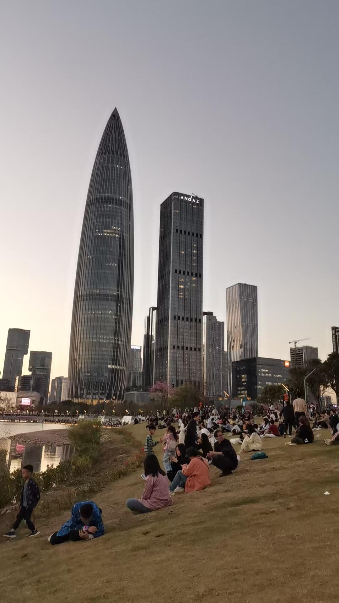 去年，是我在异乡新房过年的第一年。新小区入住率很高，可一到春节，留下来的人寥