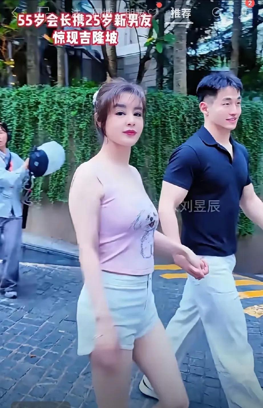 55岁的于文红新恋情炸了！新男友竟是小她30岁的25岁鲜肉，还是她主动追的！