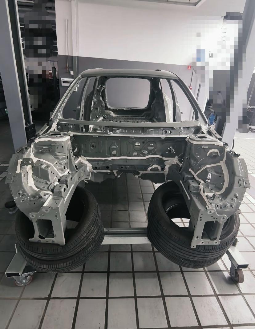 网友在4s店看到的！保险公司给这位车主更换了全新车架，都没有推断这个车为全损