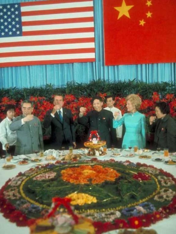 尼克松问毛主席如何称呼蒋介石，主席回了8个字，尼克松开怀大笑。1972年，中国与