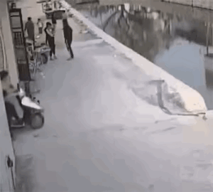 摩托车：我先走了，你等会再来吧。