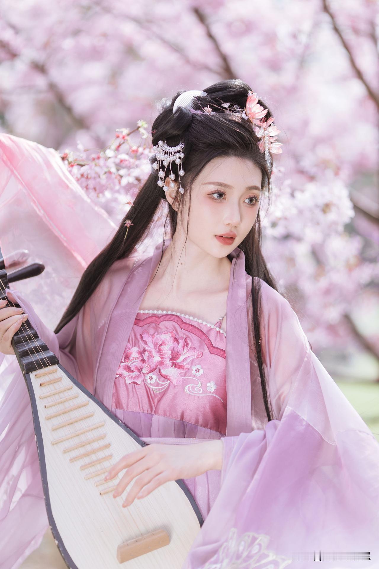 樱花树下，古风少女弹奏琵琶，唯美如画喜欢上汉服后，再邂逅樱花，那感觉就像打开了