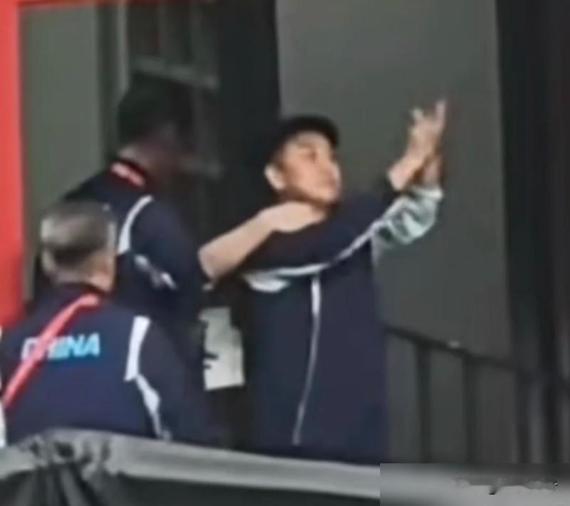 国乒男队主教练王皓在亚运会激奋爆发非常刺眼，当时王皓身边是中国乒乓球协会主席王励