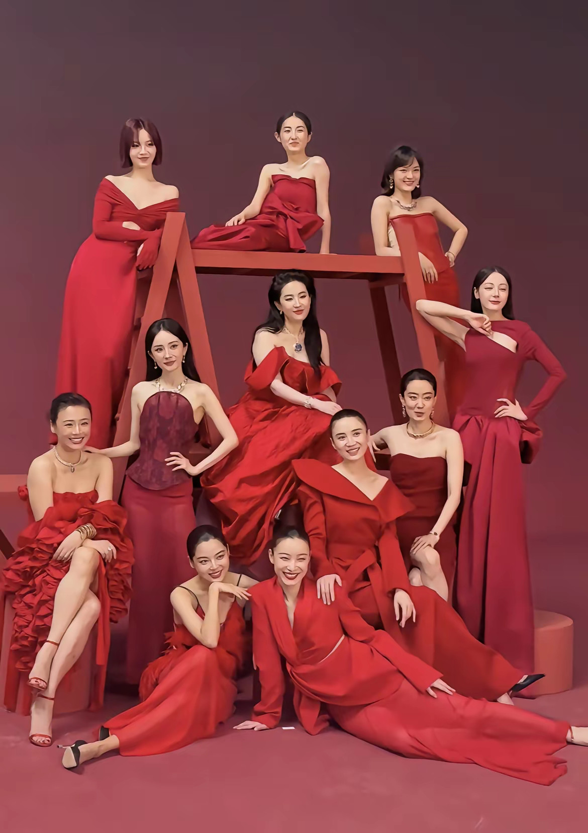 杨幂，居然不是C位，刘亦菲看来咖位比杨幂大，女星的咖位高低立现，没想到小宋佳位置