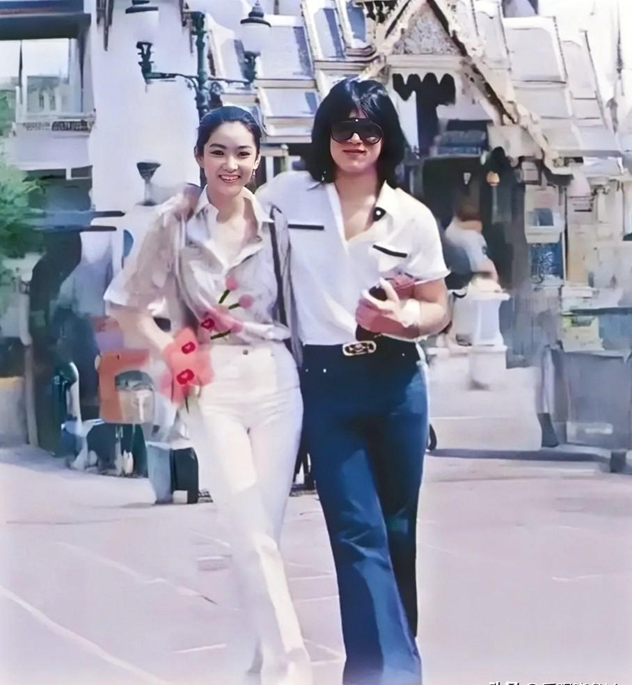 25岁的林青霞笑得像晨光，成龙在旁边傻乐，手里还捏着没吃完的芒果糯米饭。那年没