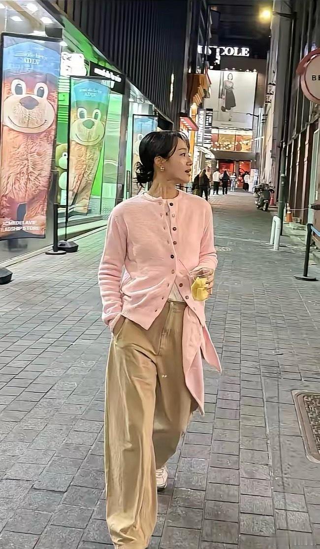 朱丹在韩国爆改自己，进去的时候是大妈，出来成甜美少女，感觉整个人都不一样了。近日