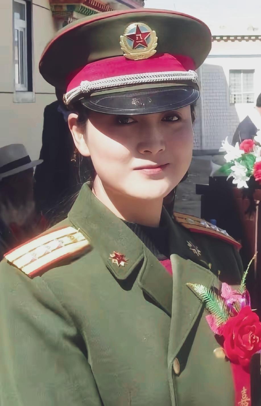 当上女兵，又晋升为上校，这辈子也足了！不是吗？…女兵生活照女兵礼服军装女军