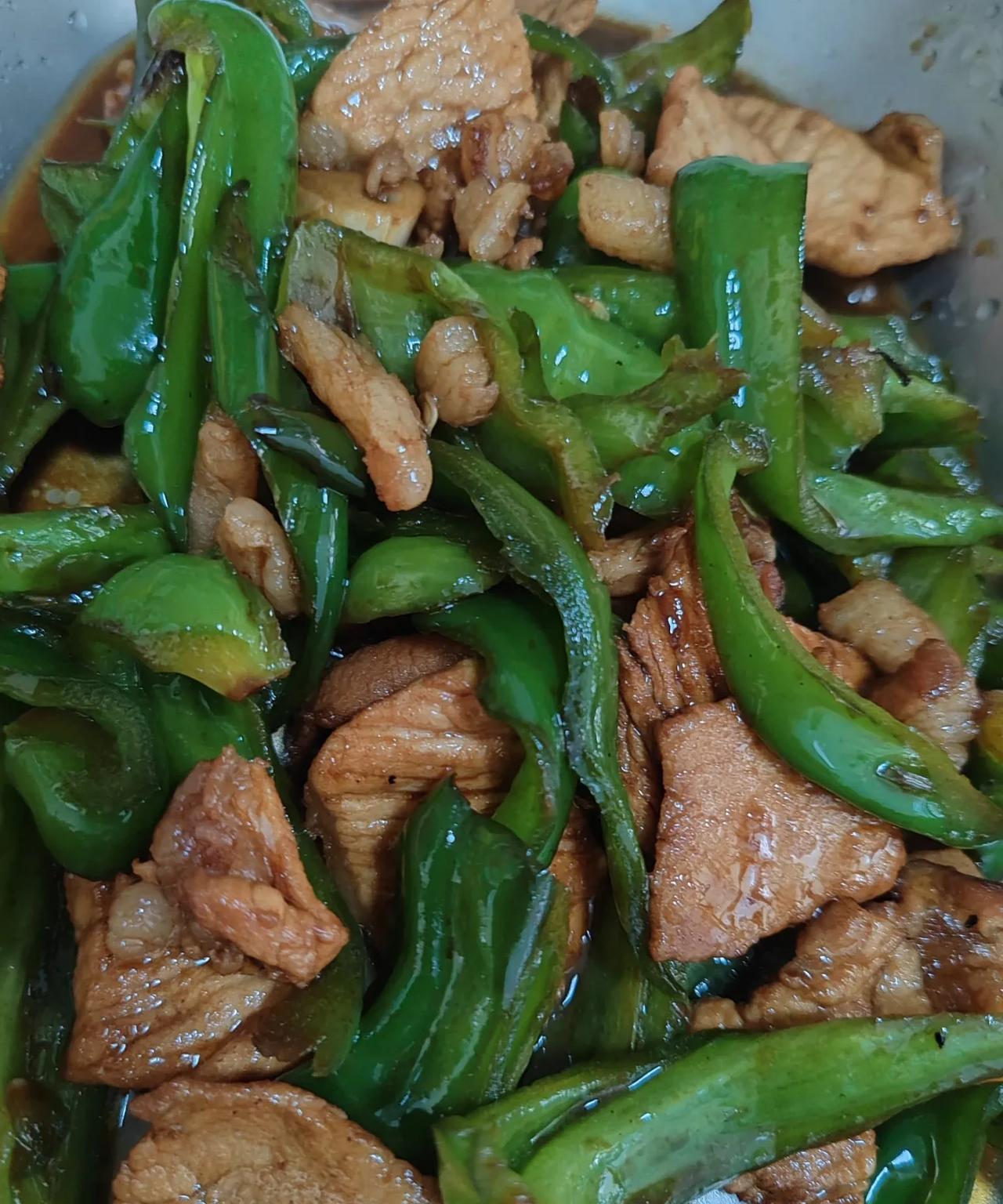 北京费大厨的辣椒炒肉，我们去吃了两次。店里吃68元，跑腿送98元。我对妹妹说，