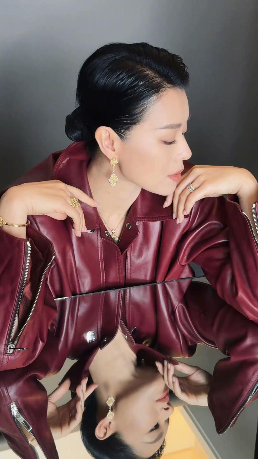 求求你了，胡杏儿别打扮得那么酷好吗你的这些打扮可把我酷晕了呢啊啊啊，好酷