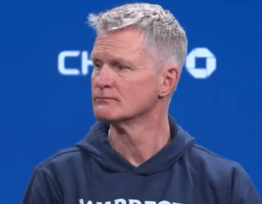 勇士主帅科尔在球队训练结束后接受了媒体采访，谈到勇士老板拉科布。科尔表示：“我