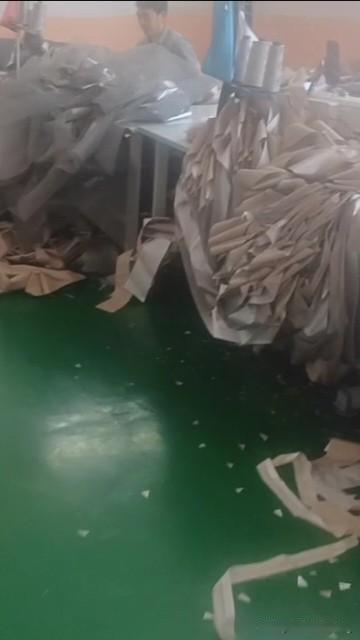 进厂第四天，学徒，一天挣几十块。厂里工友，月均一万，高的两万多，算下来一天七