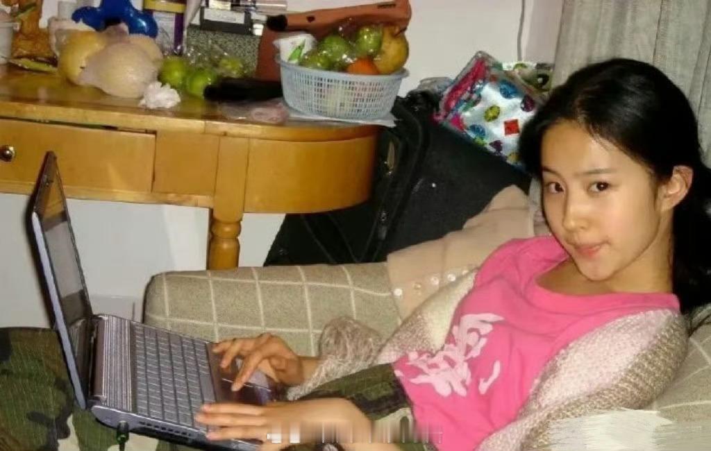 刘亦菲二十年前就有笔记本电脑和迪奥裙子，从小就是公主，家庭条件不是一般的好啊​