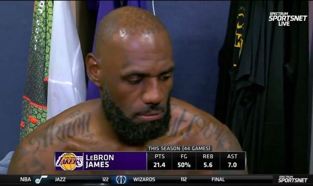 勒布朗谈自己的肘部感受：“现在特别酸胀痛。感觉有点像撞到麻筋那种感觉，但比那要严