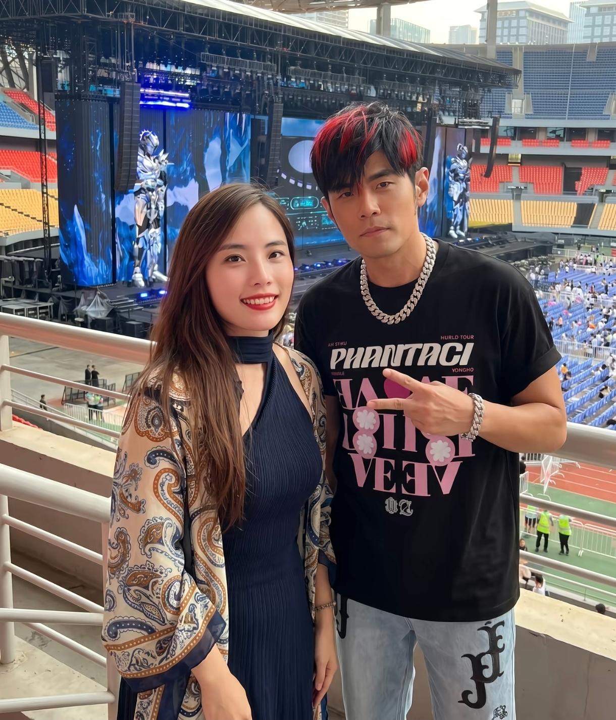 周杰伦只靠版权歌曲收入，三年就能赚5.6亿。名不见经传的音乐人阿沁（给飞儿乐队，