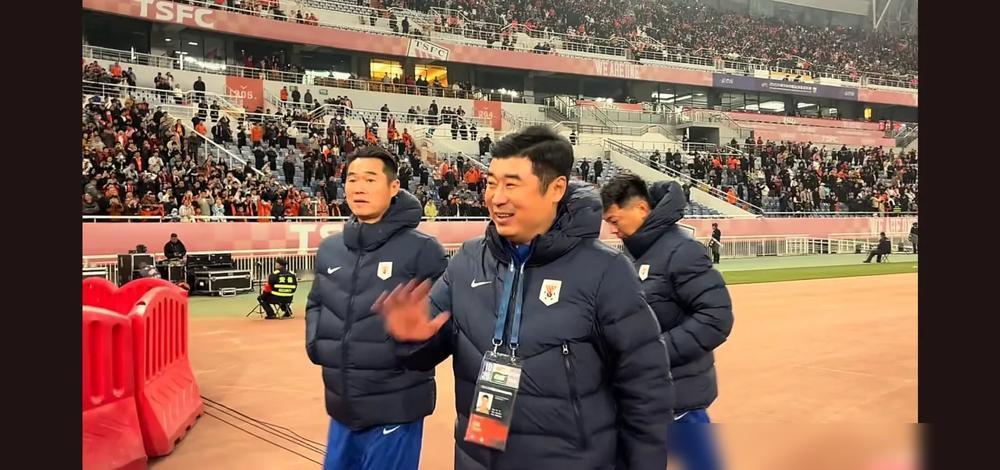 韩鹏，很多年轻球员很优秀我咋不知道？近日，山东泰山临时主帅韩鹏接受了直播吧的