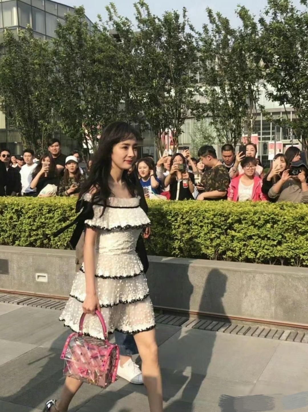 杨幂华伦天奴这套真的是人间芭比啊特别适合她​​​
