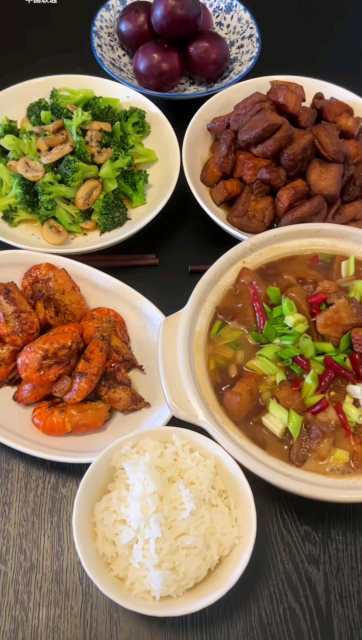 婆婆做的午餐很是丰盛。油豆腐炖肉、萝卜炖肉、黑胡椒罗氏虾，还有清爽的西兰花炒