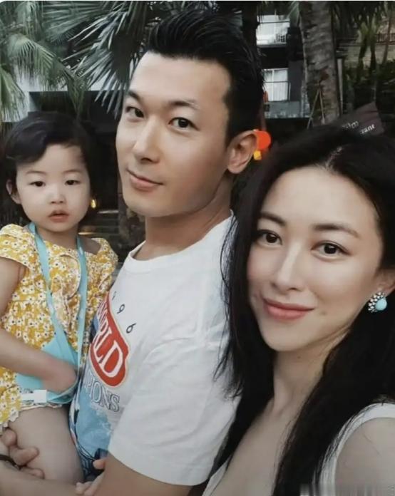 朱珠女儿完美的继承了妈妈的优质基因，脸上的两个小梨涡可爱至极。
