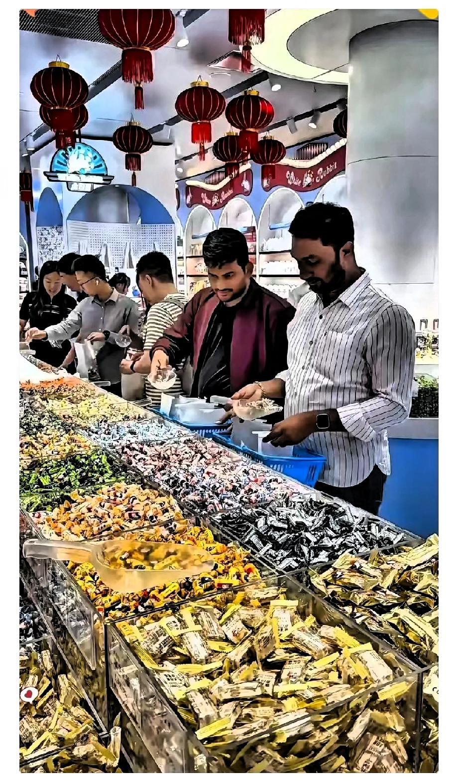 深圳南山超市这事儿，看完我直接皱紧眉头！三名印度人在超市购物，拿了四袋大米，