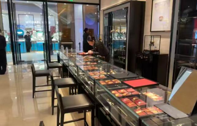 大家发现了吗？最近社会上出现了3个现象。 第一个，黄金大跌了，但没人抢了。今