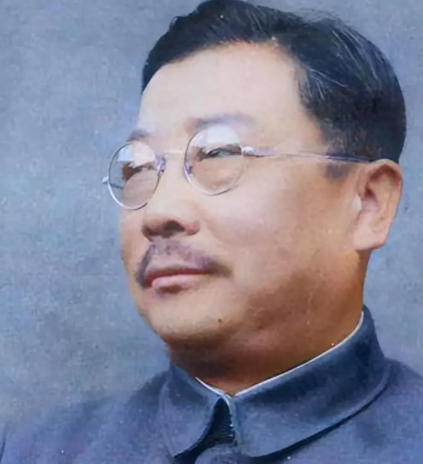 1949年，李克农突然笑问毛主席：“主席，你知道美国总统每天上班后的第一件事是什