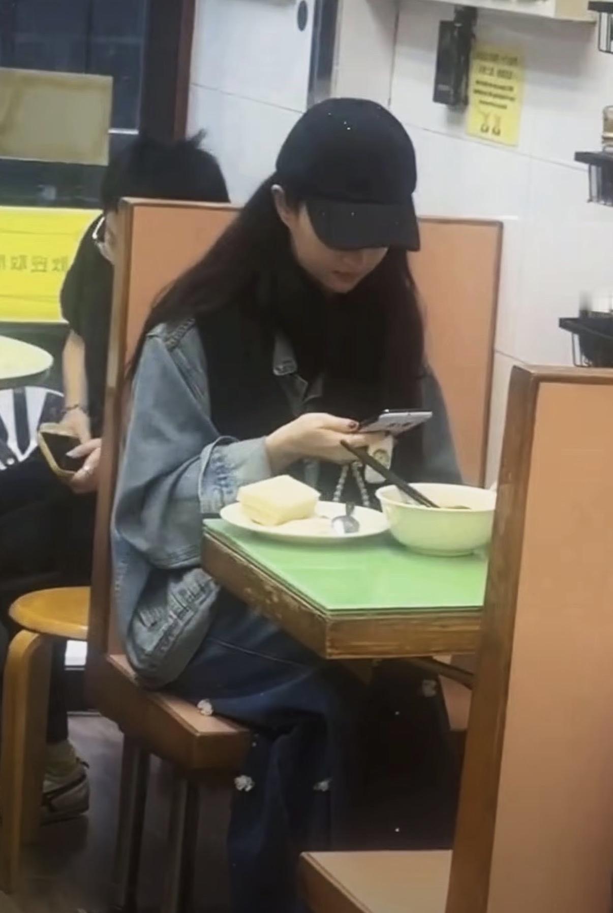 香港茶餐厅偶遇刘亦菲眼神清澈得好像大学生啊她想美美的拍个自拍，结果发现有人认