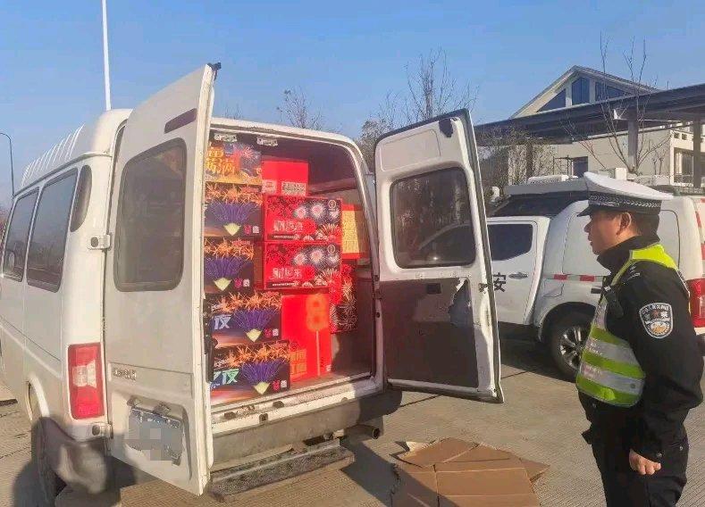 临近过年，杭州高速上可真是“炸”出不少事儿。杭州公安交管支队高速一大队拦下一辆白