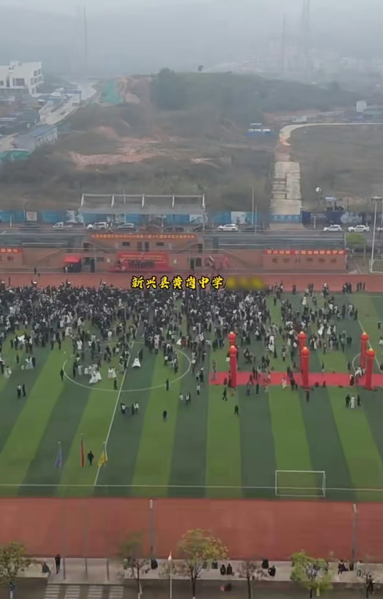 英皇房地产投资亏了上百亿，现在让旗下艺人下乡跑县城的中学操场开拼盘演唱会​​​