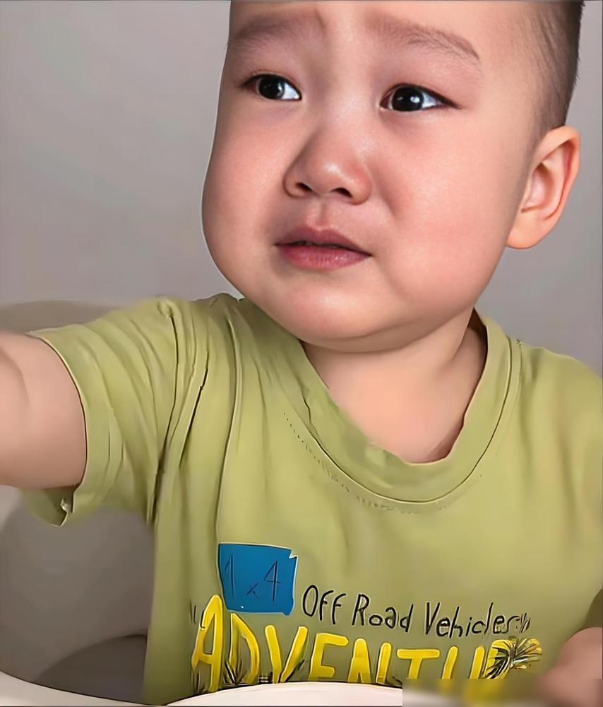 米乐最新视频，衣服发型甚至褶皱，都和去年8月那期一模一样。我特意翻出去年的旧