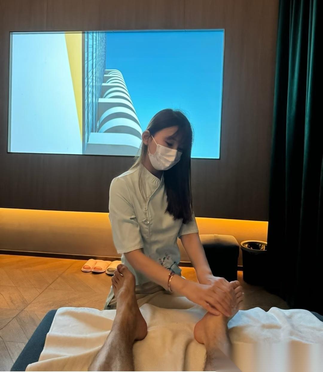 睡了白睡？杭州一家很有名的足浴店，一男子去足浴店泡脚，见年轻女技师身材好又漂亮挺