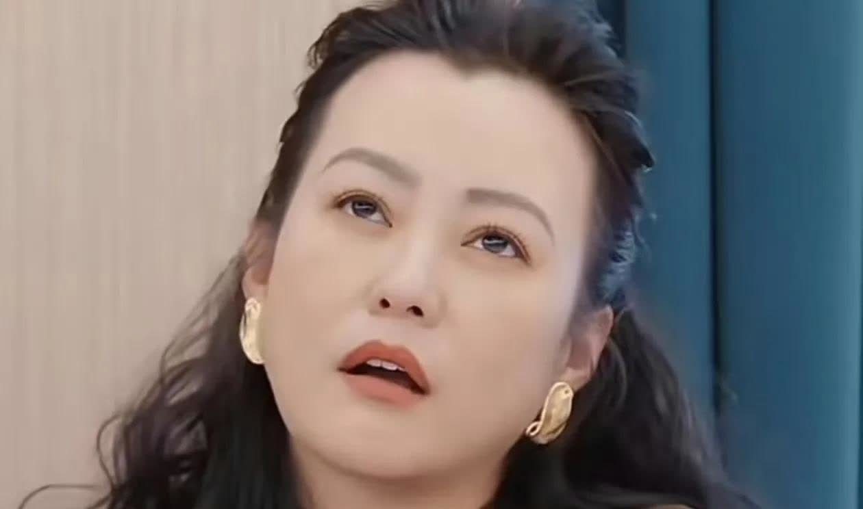 我有种不好的预感，郝蕾要塌房了！她现在越来越让人看不明白了，明明是个