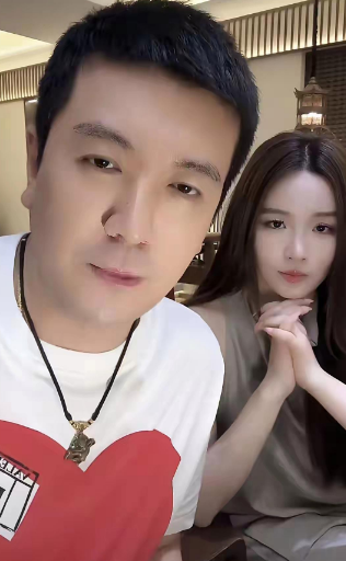 杨子彻底放飞，直播间他身后坐着一女子，粉丝直接喊“嫂子”，杨子说“啥也不是别这么