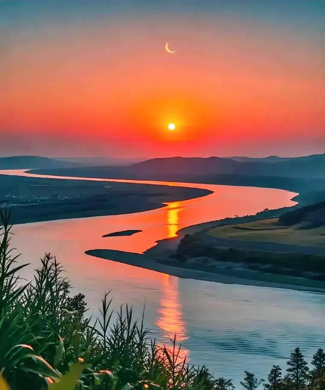 夕阳映江水，月影入画来。