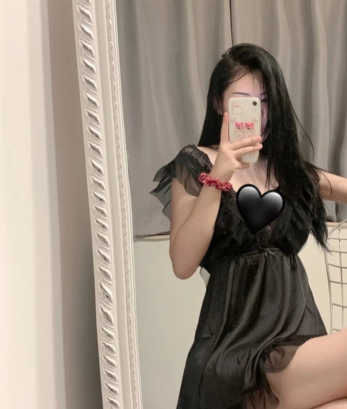 晚上洗了澡，我开玩笑跟老公说，我还是忘不了我前男友万万没想到老公看着我，然后大孝