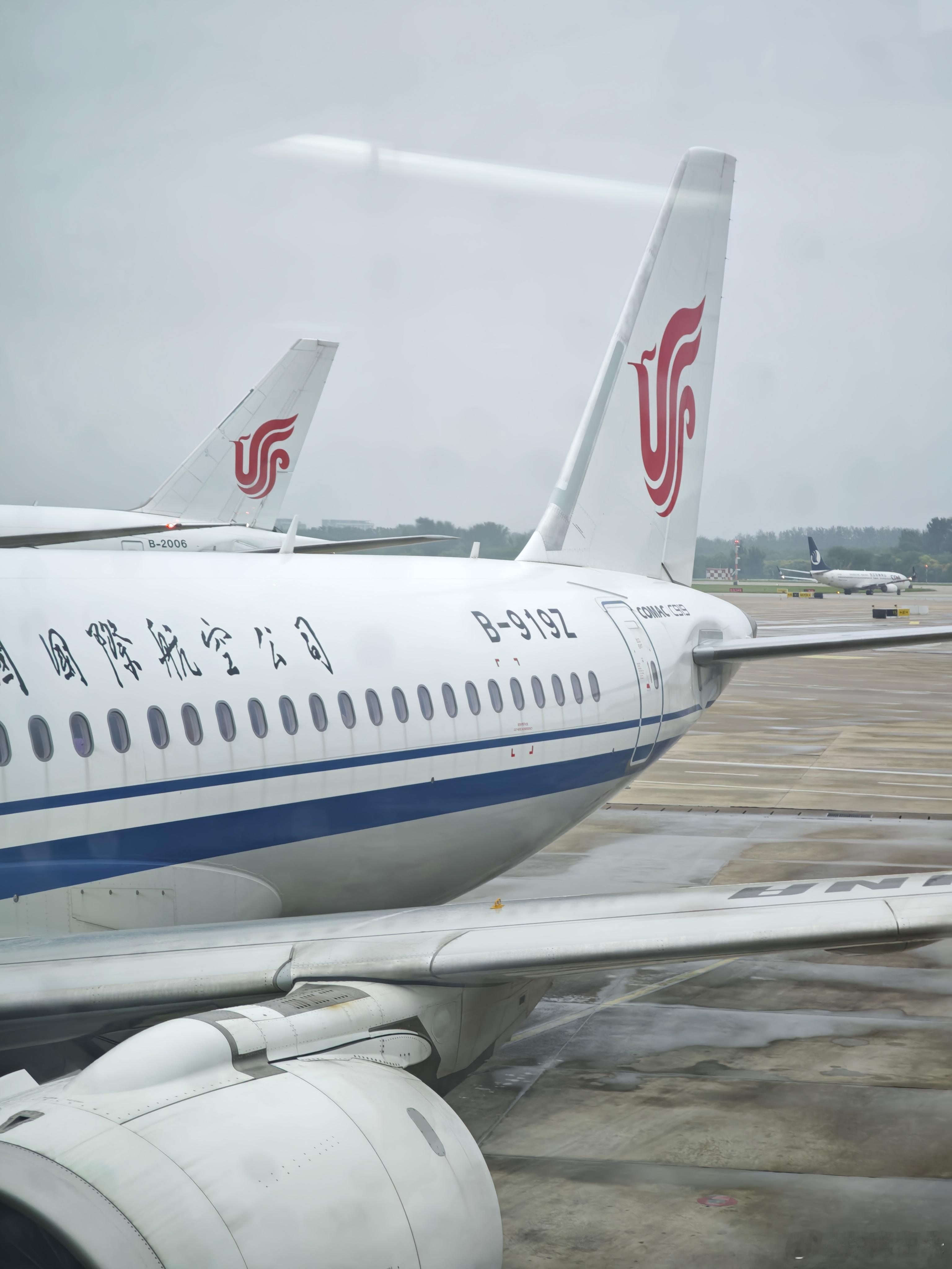 终于坐上了C919。这国产大飞机真不错，座位十分宽敞，只不过座椅有些单薄。​​