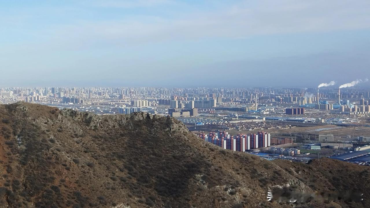 大青山之南，是广阔的平原，美丽的城市🍁爬上大青山高山之顶，俯瞰四周，会立即想