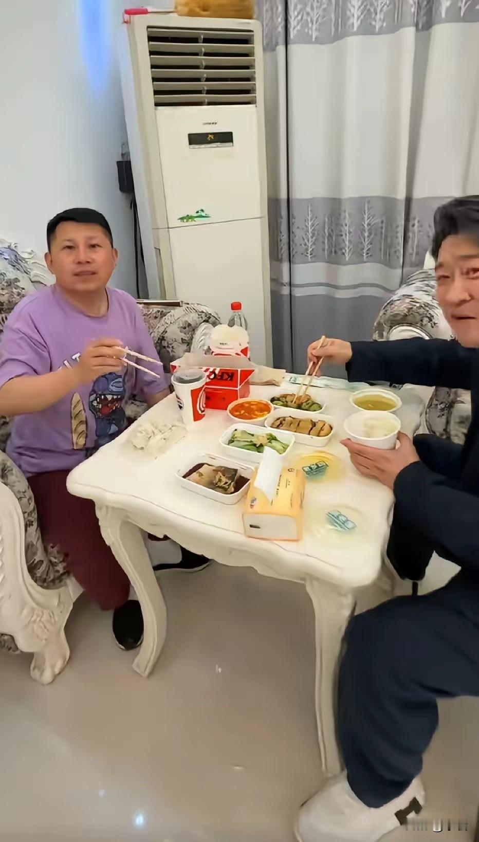 刚还在台上唇枪舌剑、逗乐全场，转眼就围坐桌前喝粥吃小菜，这反差也太真实了！曹云金