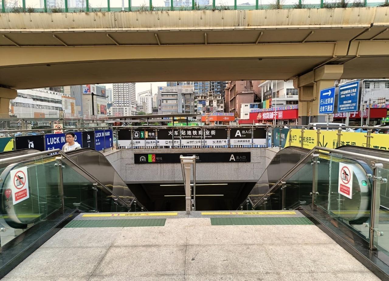 不懂就问：这是南宁站的地铁口，没有雨棚，下大雨怎么办？这样的设计是基于怎样的理念