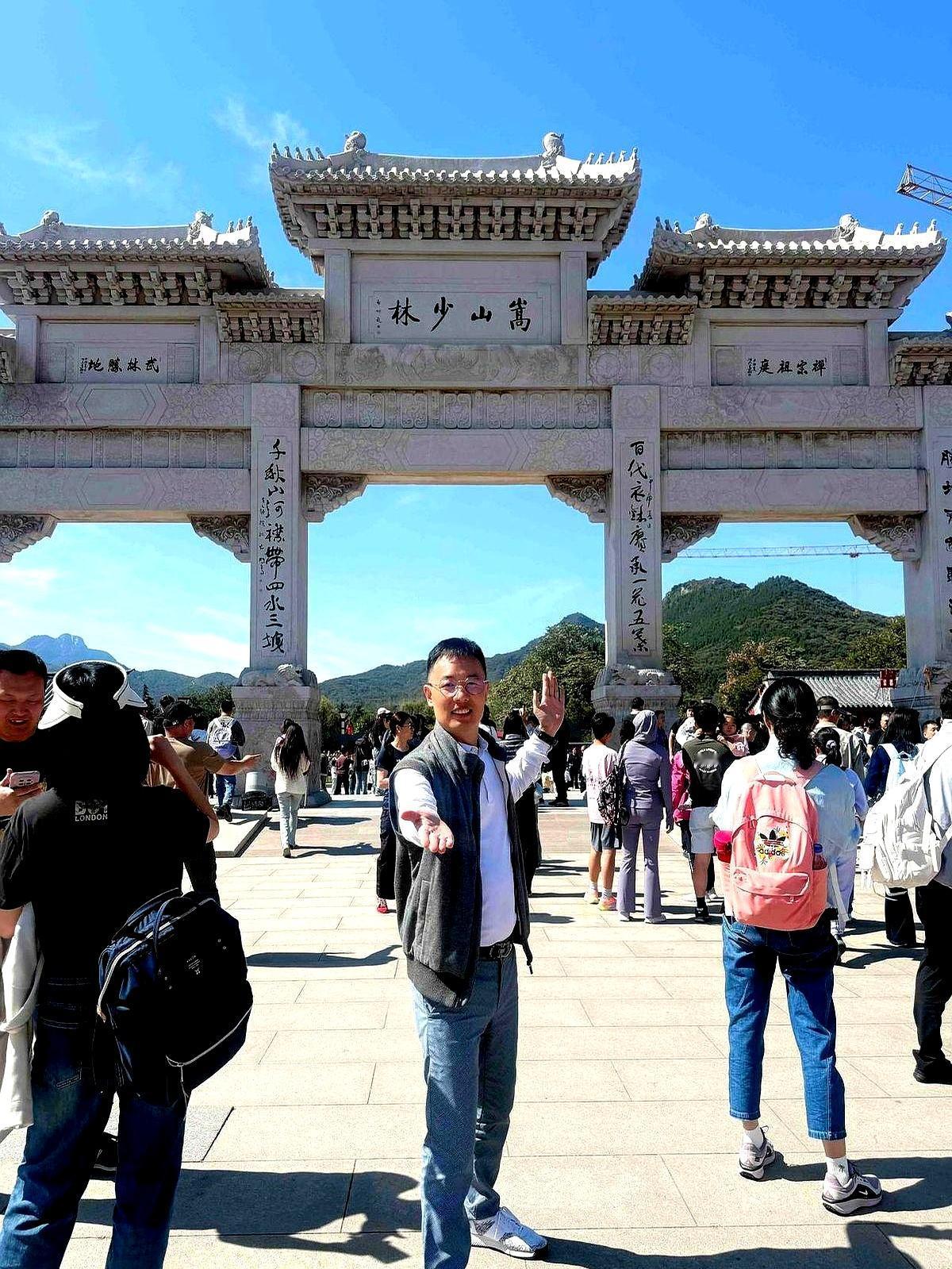 前妻现在回头，晚了。离婚证一撕，那扇门就焊死了。我那朋友，婚内那几年像个被抽