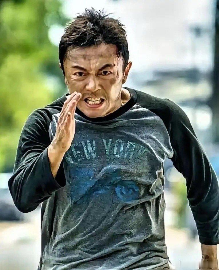 42岁的谢苗，真是把整个内娱的脸都给打肿了。新片《火遮眼》国外首映，直接干到烂番
