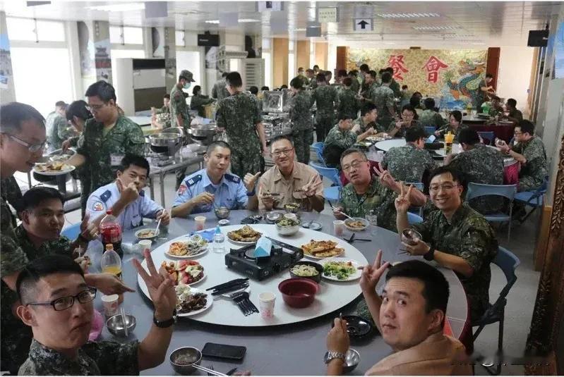 为了增强战斗力，台湾军队要开放饮酒了！这是台湾军方热议的话题，就是台湾防务部门