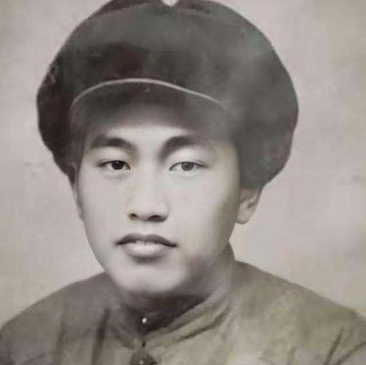 1953年战场上，美军的顶尖狙击手“幽灵”向志愿军阵地发射了一枚致命的子弹，一名