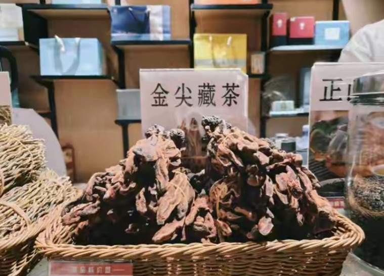 江苏，男子路过服务区一家茶叶店时，听见门口有俩人说‘金尖藏茶’功效很不错，还和店