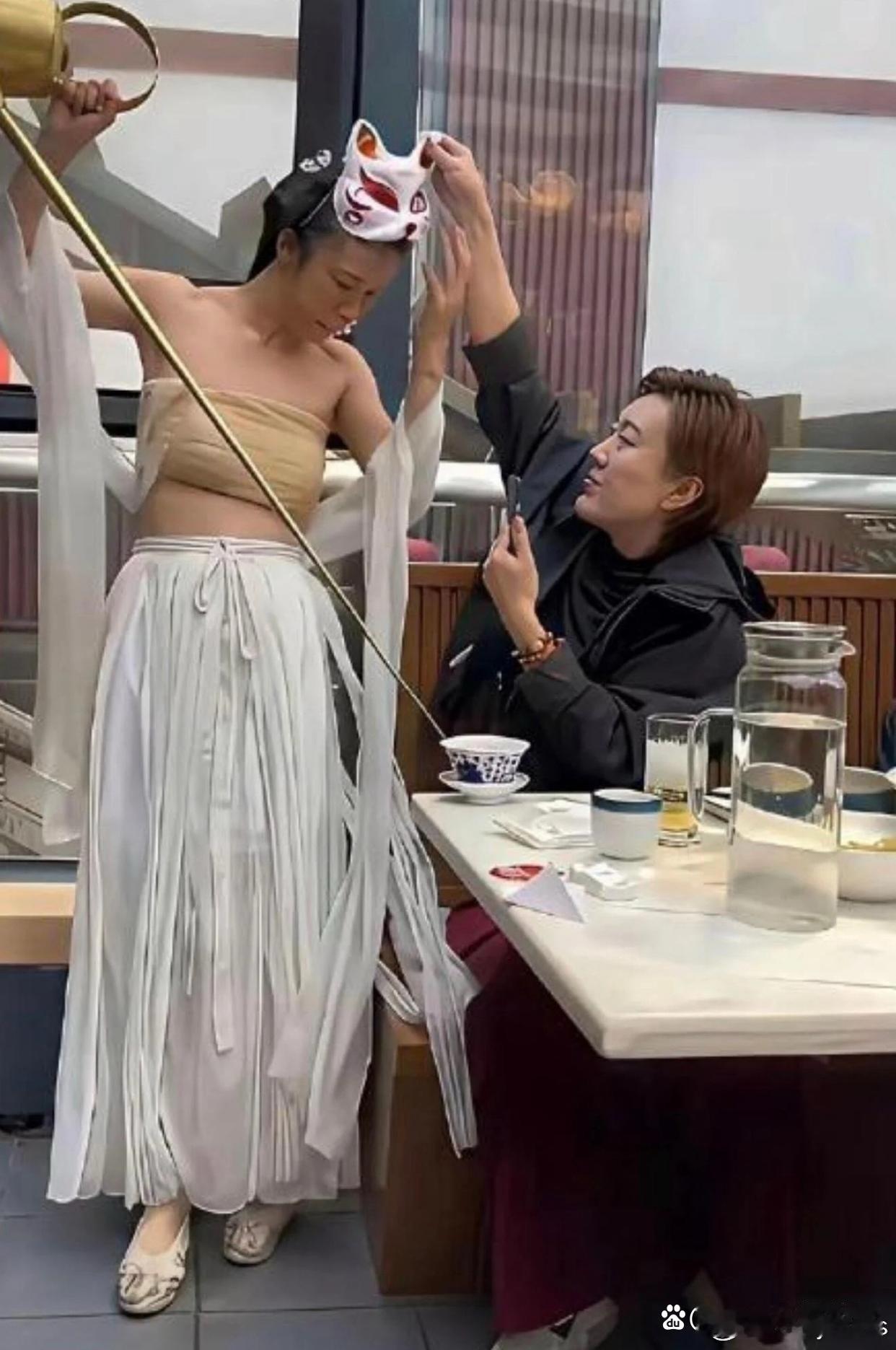 你说你非要去摘面具干嘛，这下好了​​​