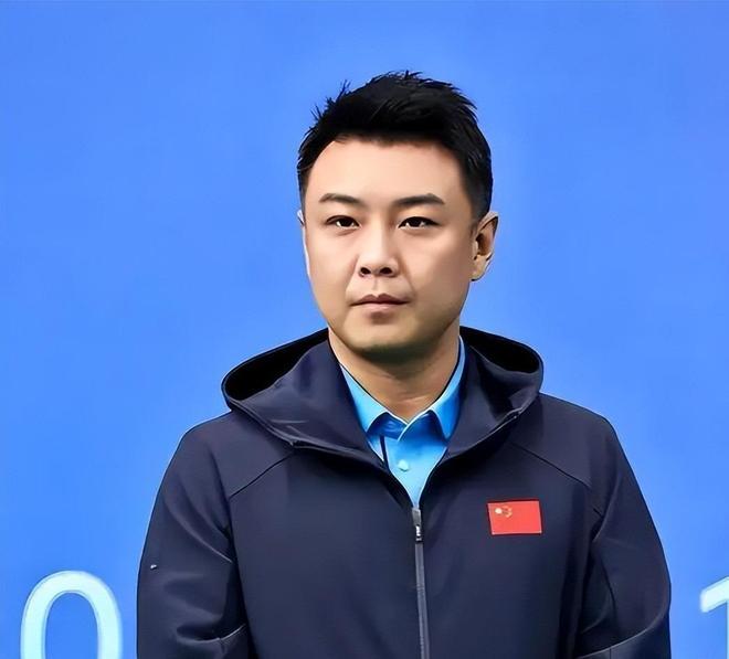 这压根不是什么球迷闹事，分明是一场有组织的闹事！WTT大满贯赛外，一帮人统一着装