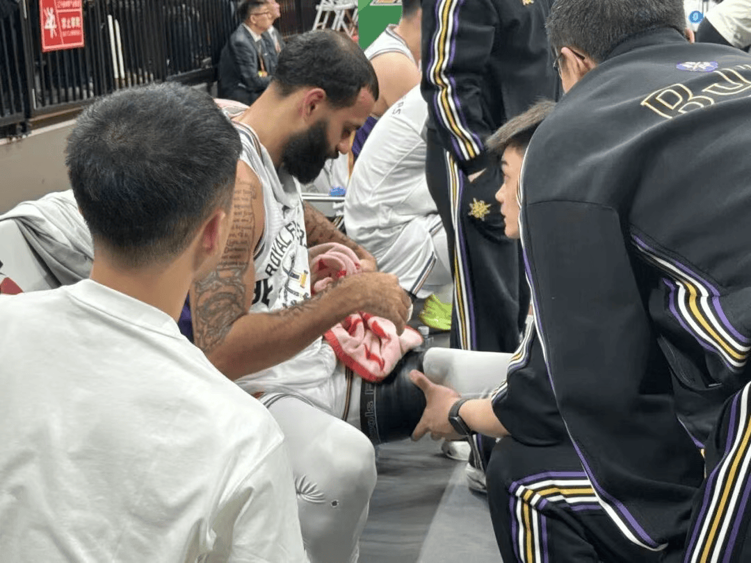 北控男篮复盘昨晚比赛: 开局失误过多, 同时篮板球保护不力