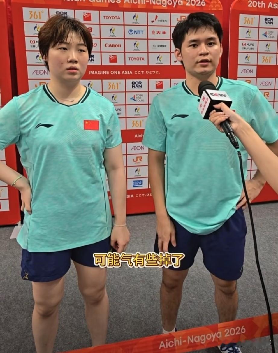 哈哈！林诗栋赛后采访的一个举动，证明混双比赛他没有做足功课！战胜申裕斌林栋勋