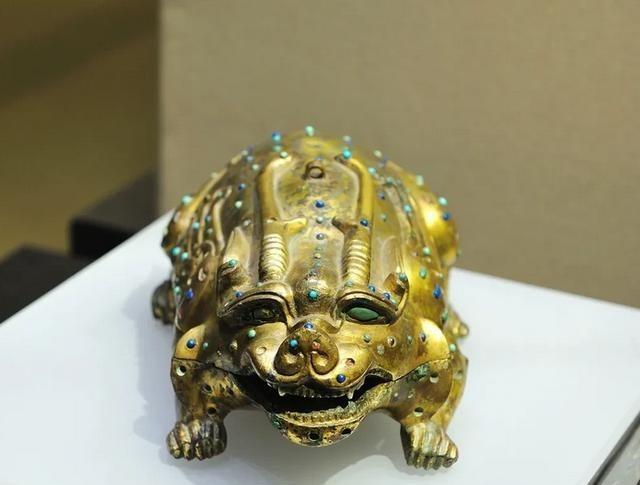 1970年1月，两个盗墓贼在江苏徐州偷盗了一座古墓，得手后却不小心丢了一个金蟾蜍